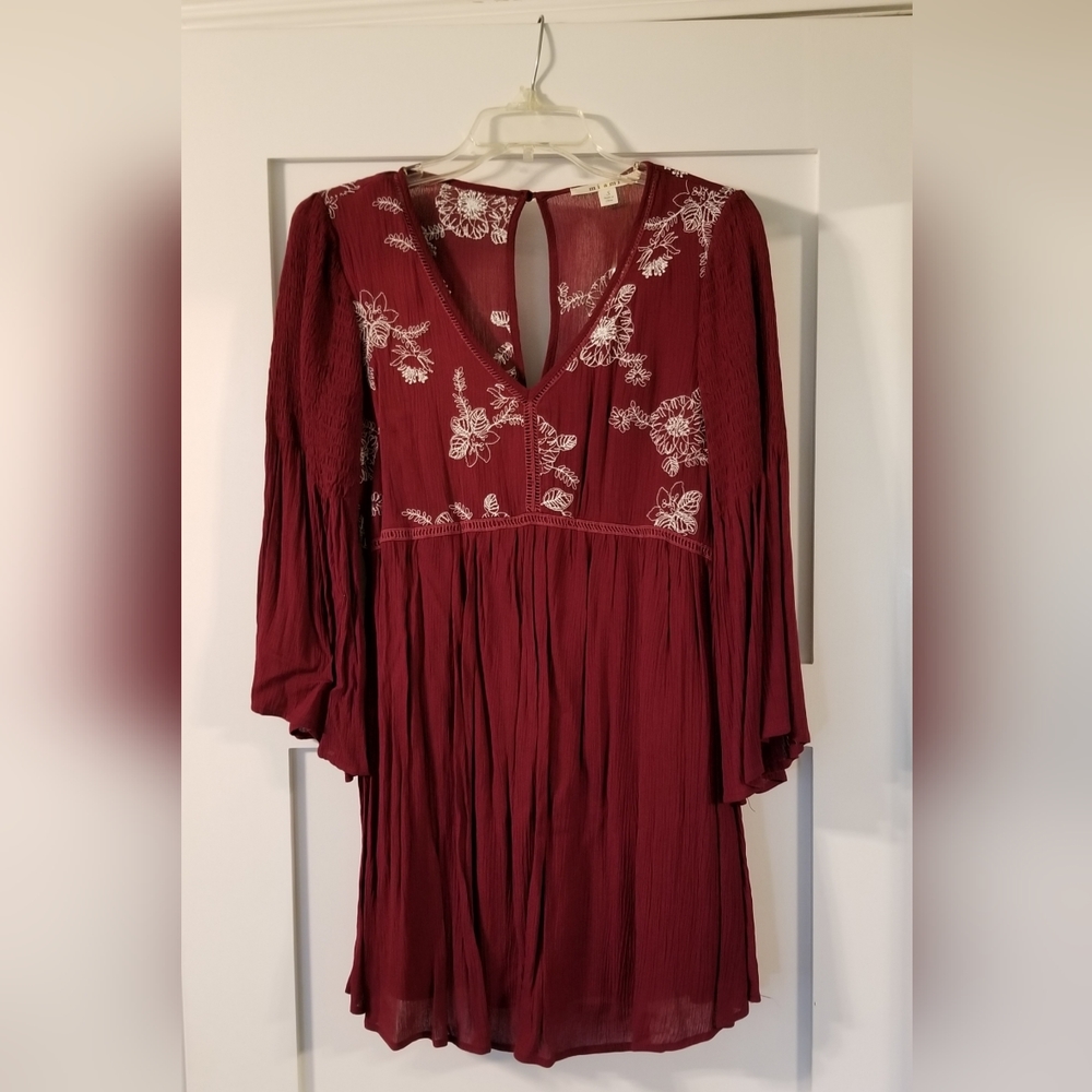 Miami 3/4 bell sleeve flowy dress~Sz S~Burgundy w/white floral embroidery